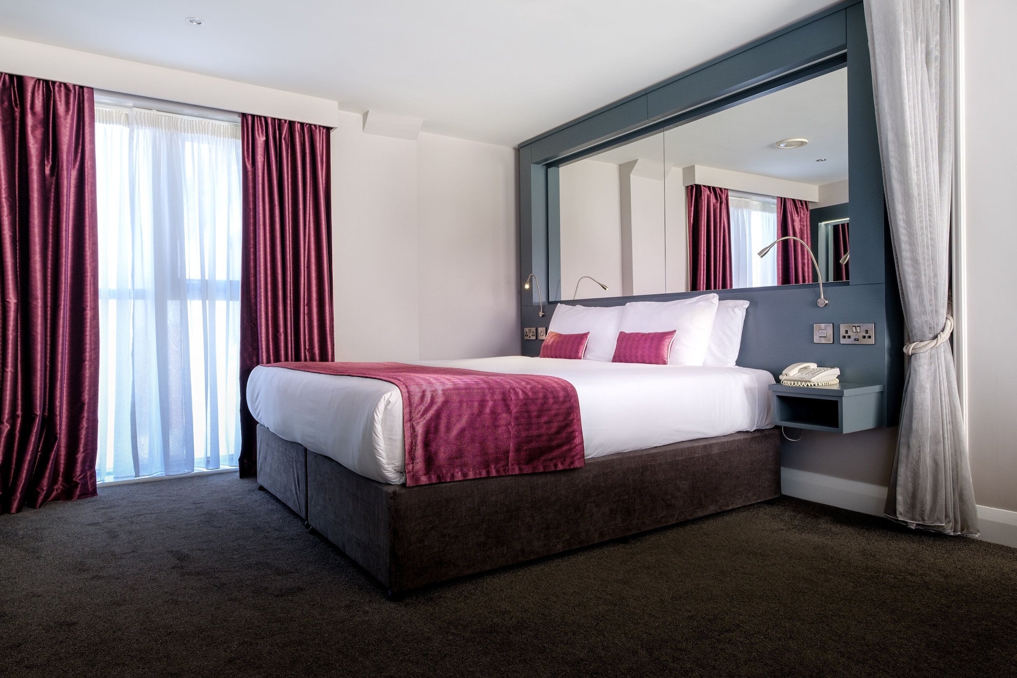 ROOM, DOUBLE BED
