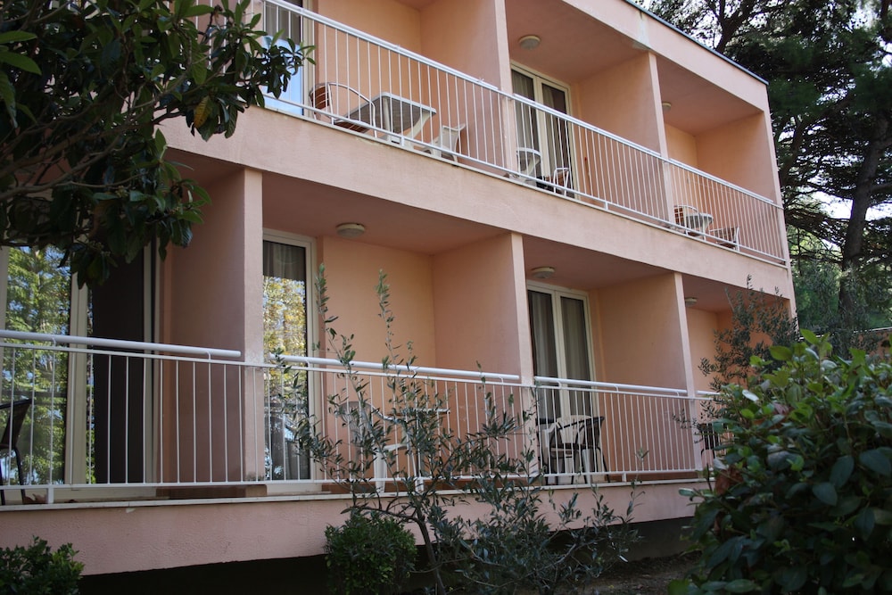 BRZET HOTEL OMIS 1/50