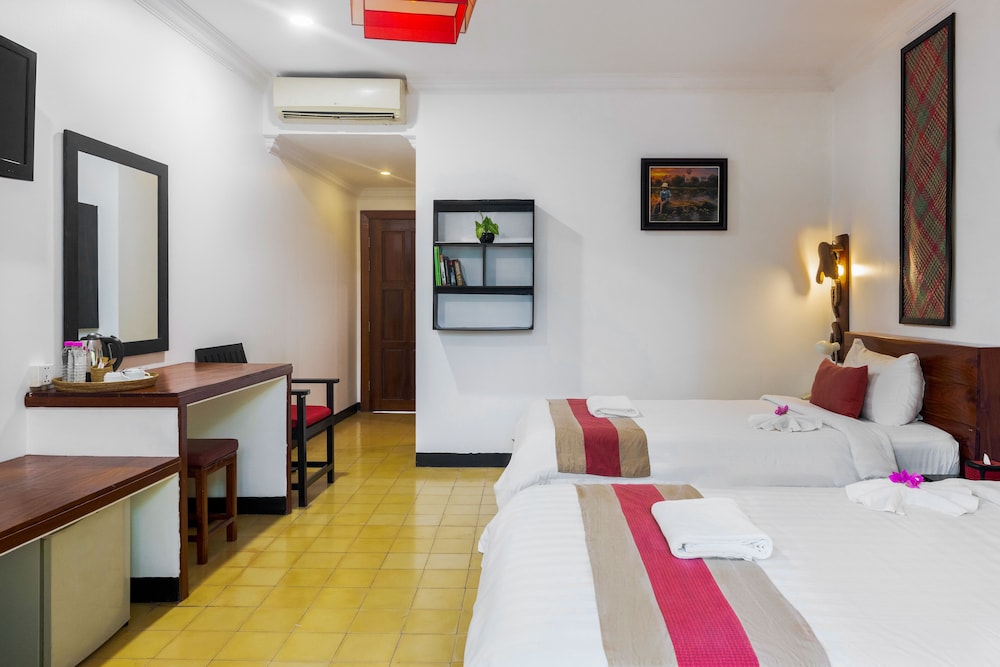 DELUXE, TWIN BEDS, POOL VIEW