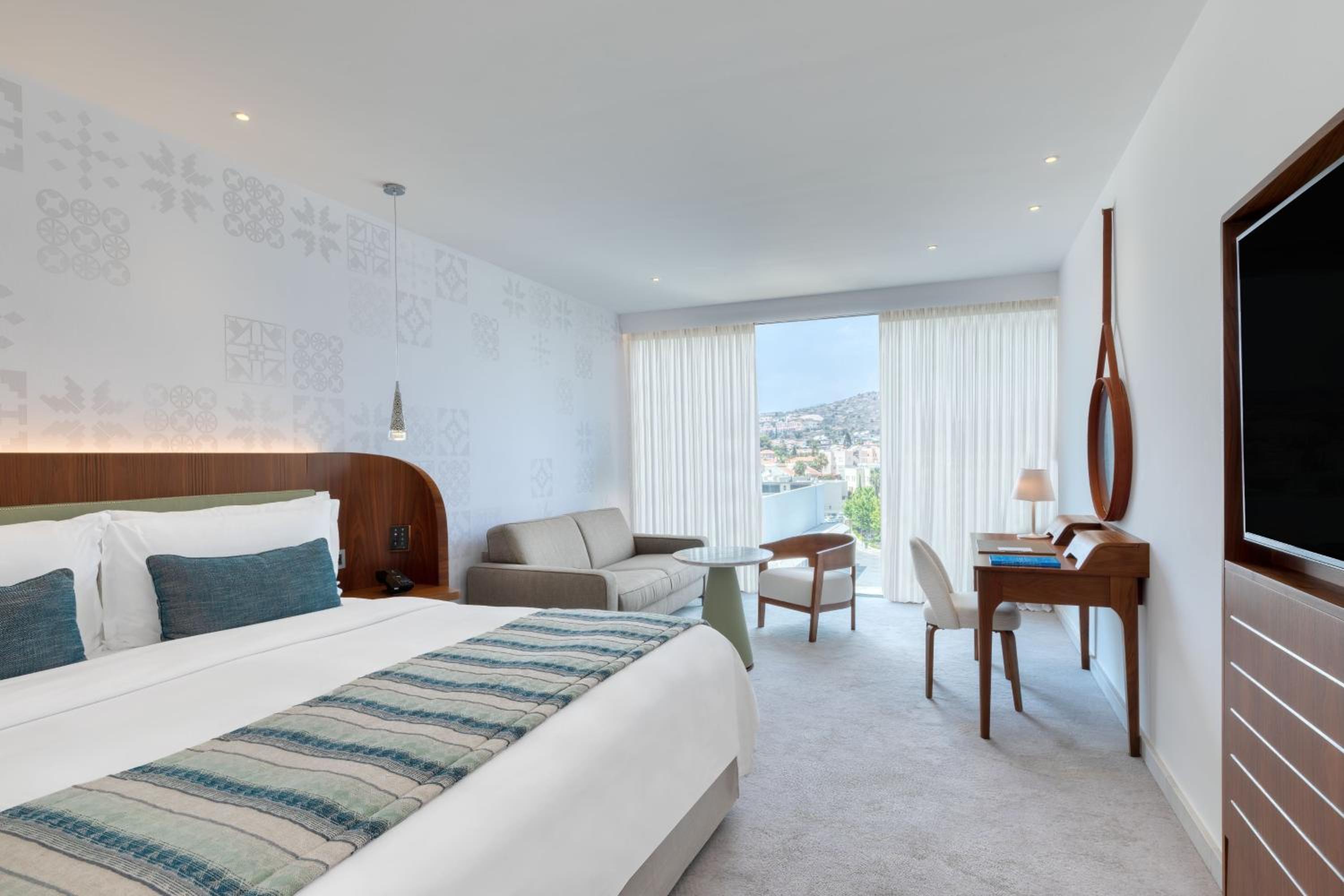 Guest Room, Superior, King Bed, Inland View, Sofa