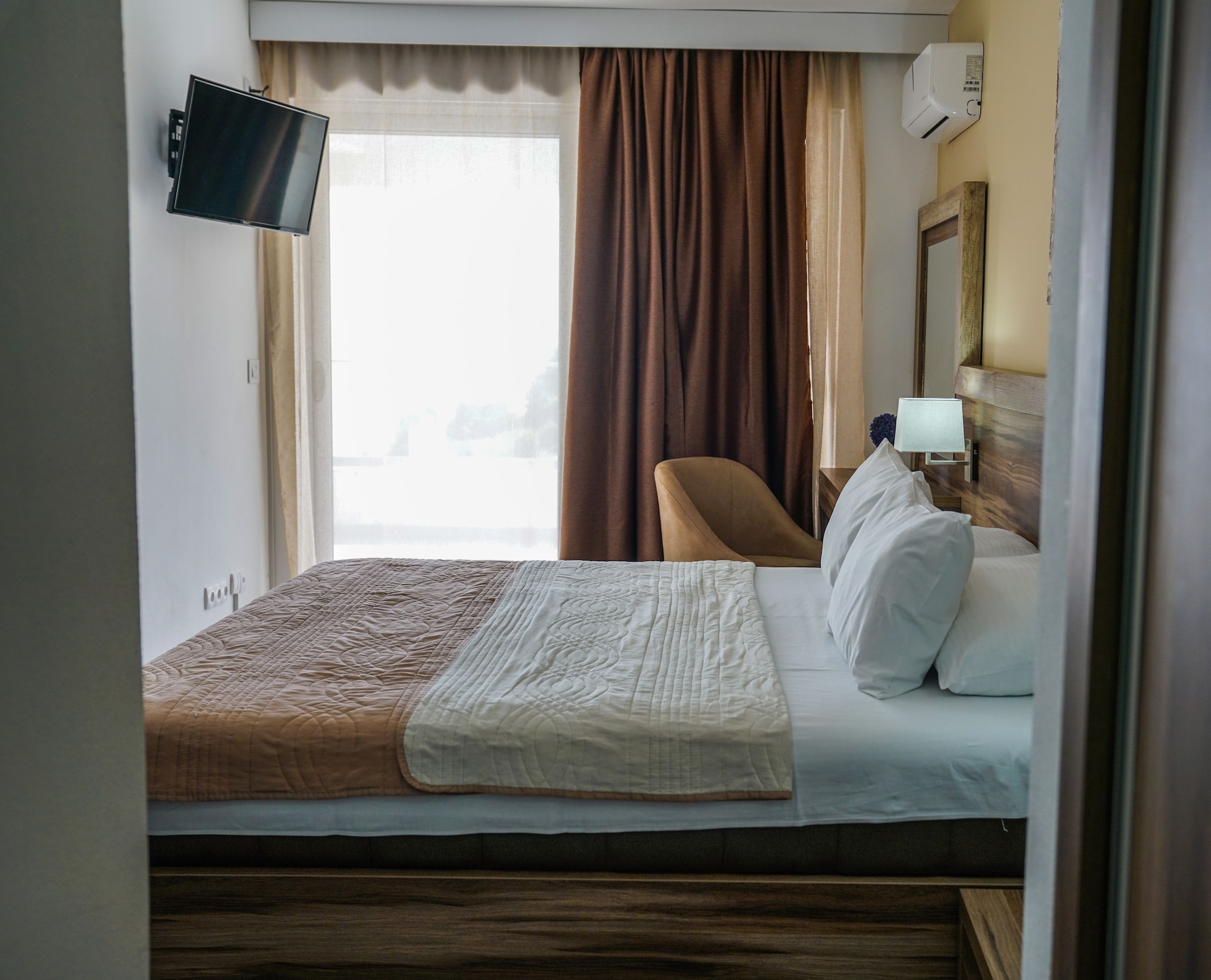 1 BEDROOM, COMFORT, SUITE, BALCONY