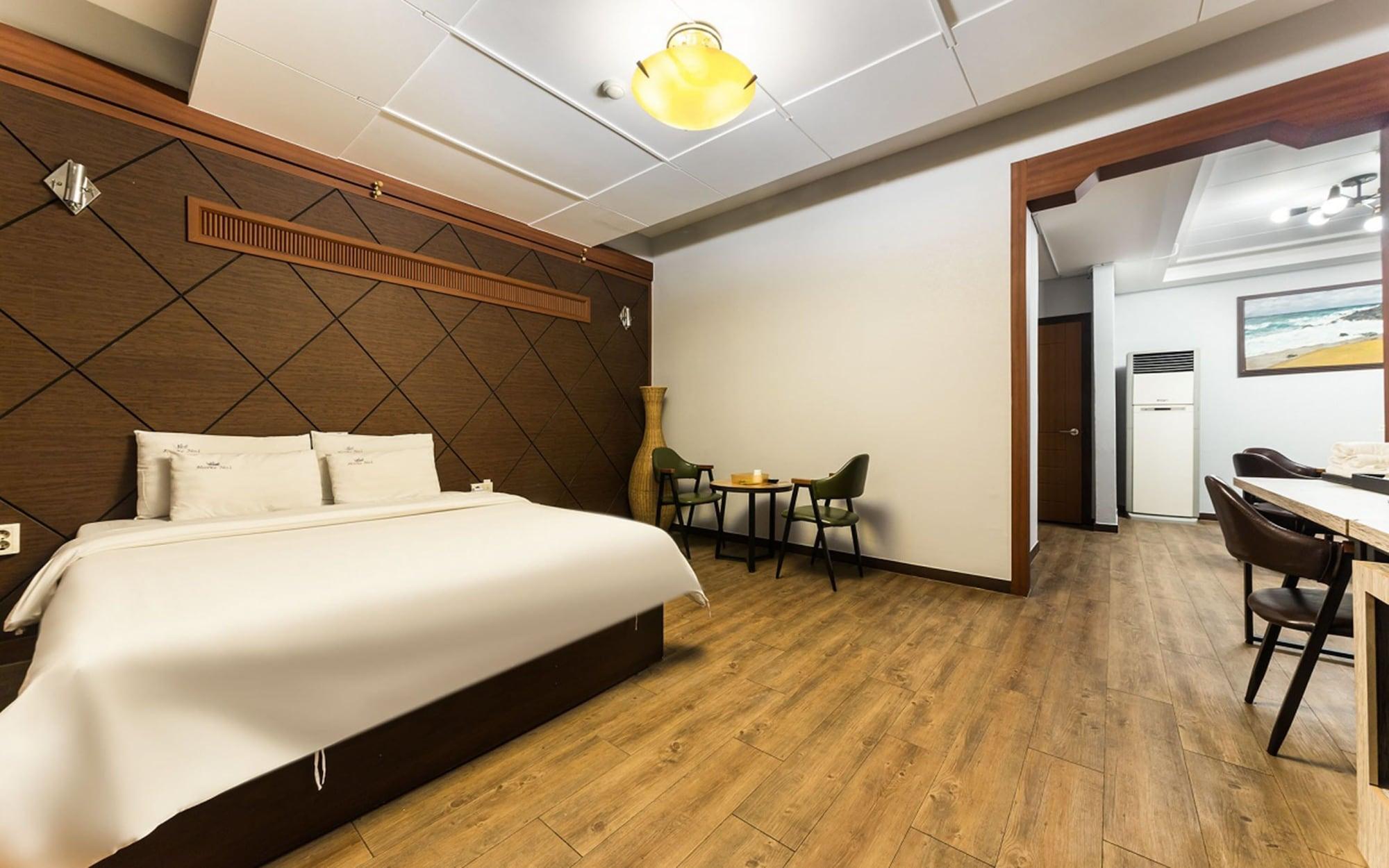 No 1 Hotel 7/44