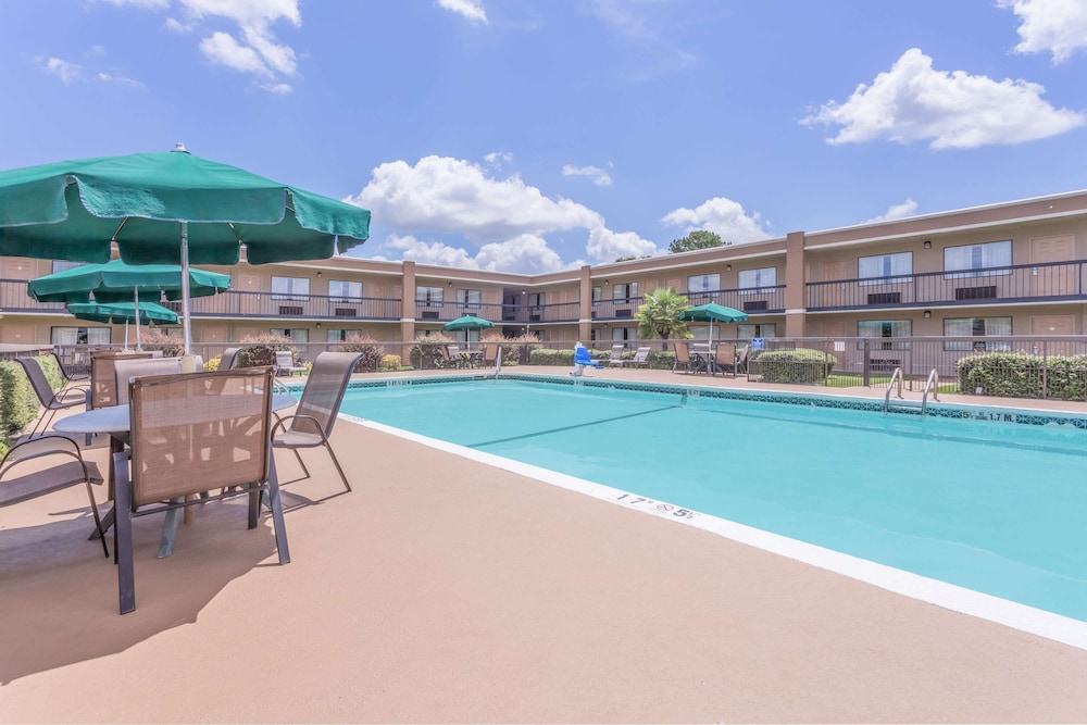 Ramada by Wyndham Macon 3/45