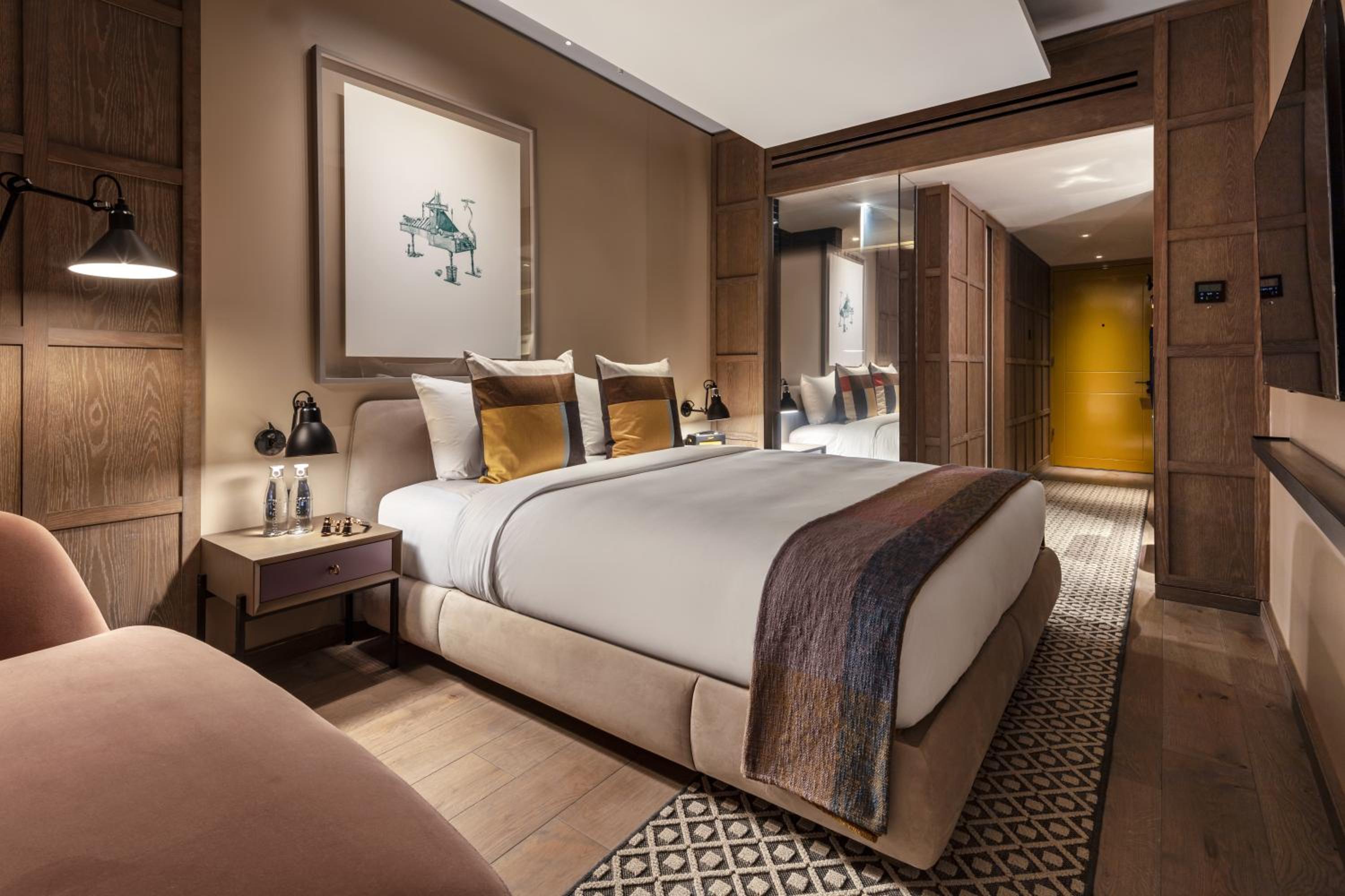 Platinum, London, Deluxe, King Bed, Queen Bed