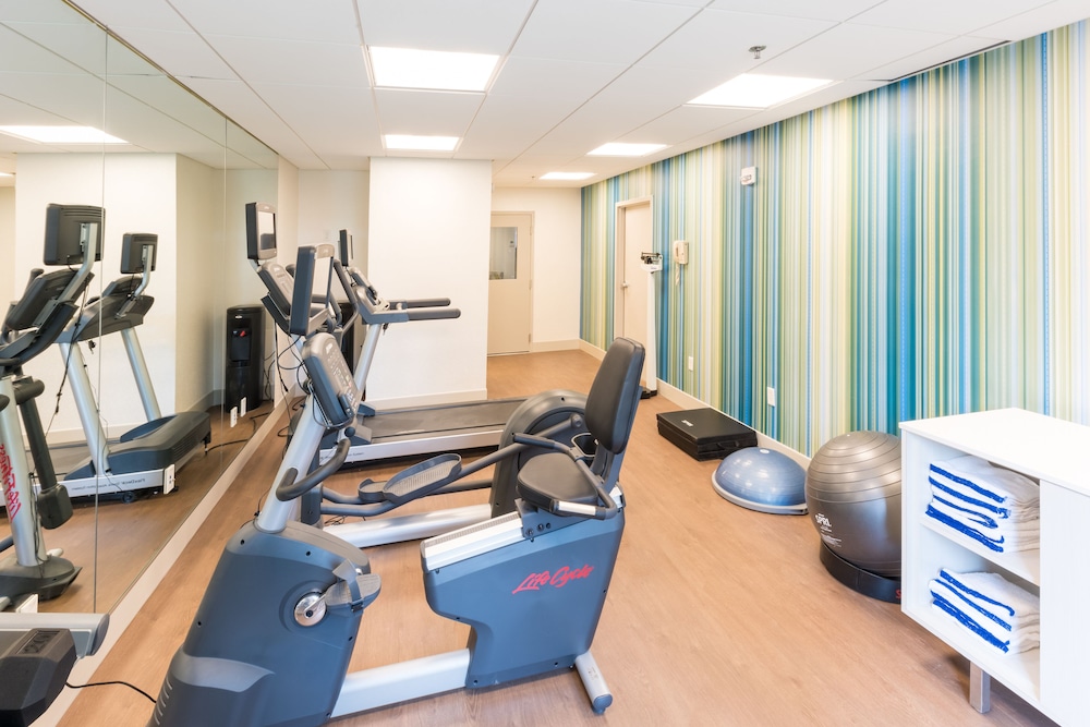 Holiday Inn Express Charleston US Hwy 17 & I-526 36/77