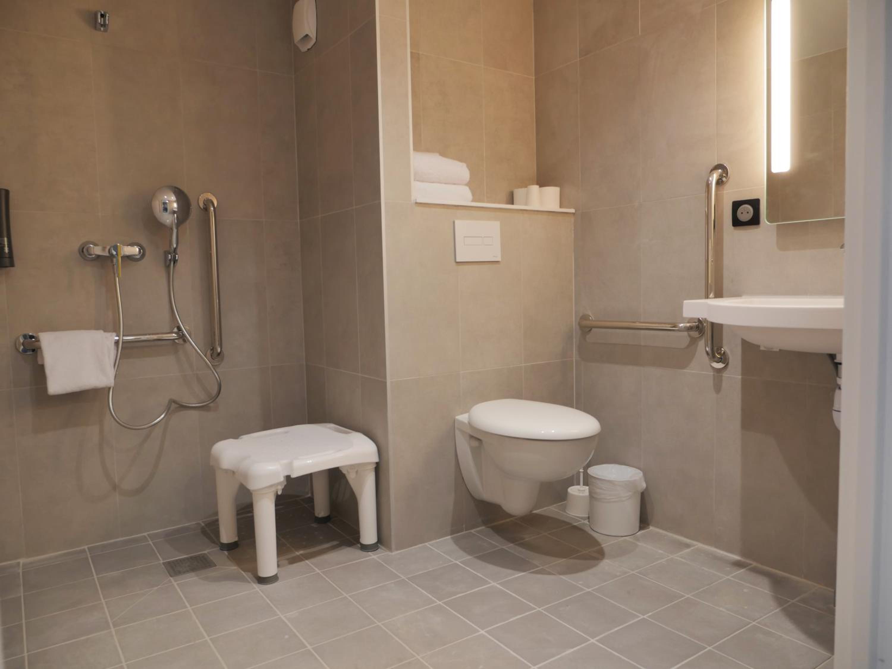 غرفة بسرير مزدوج لذوي الإعاقة، B&B HOTEL Carcassonne Rocadest La Cite 3/4