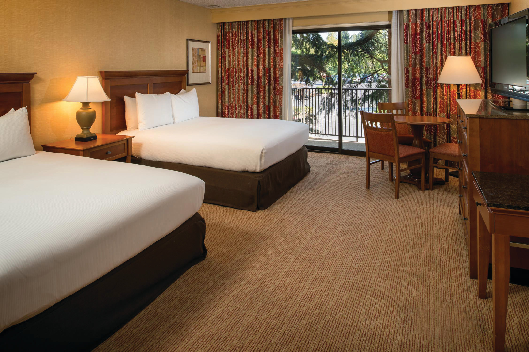 غرفة بسرير كوين بشرفة، Doubletree By Hilton Hotel Seattle Airport 3/3