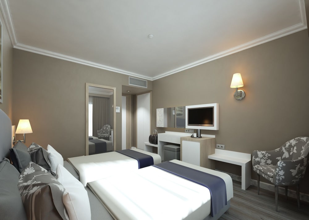Lancora Beach Hotel 12/50