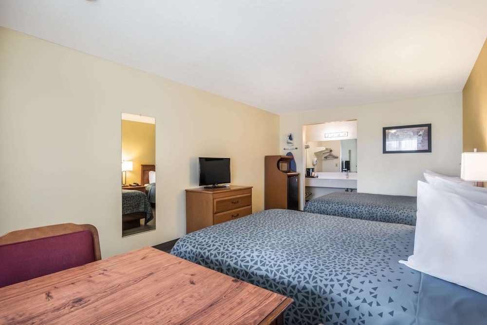 Econo Lodge Inn & Suites Lodi 17/28