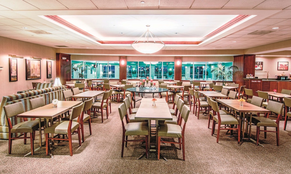 La Quinta Inn & Suites by Wyndham Bannockburn-Deerfield 38/56