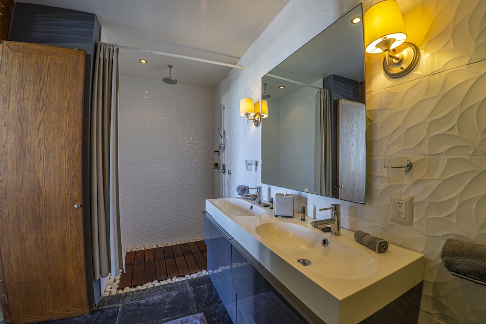 Suites At Sapphire Ocean Club 29/30