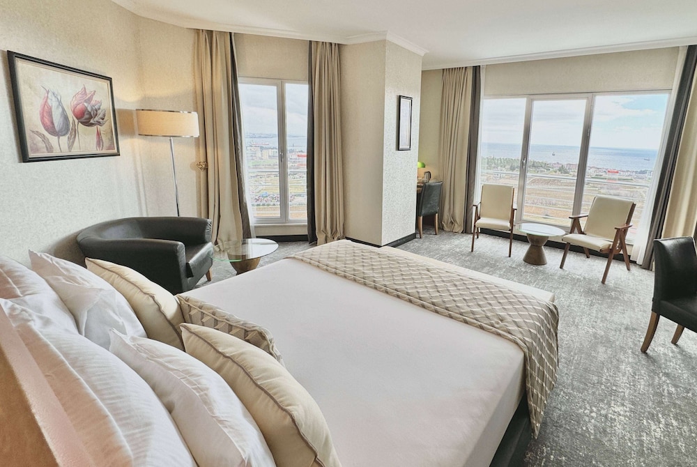 Executive, King Bed, City and Sea View