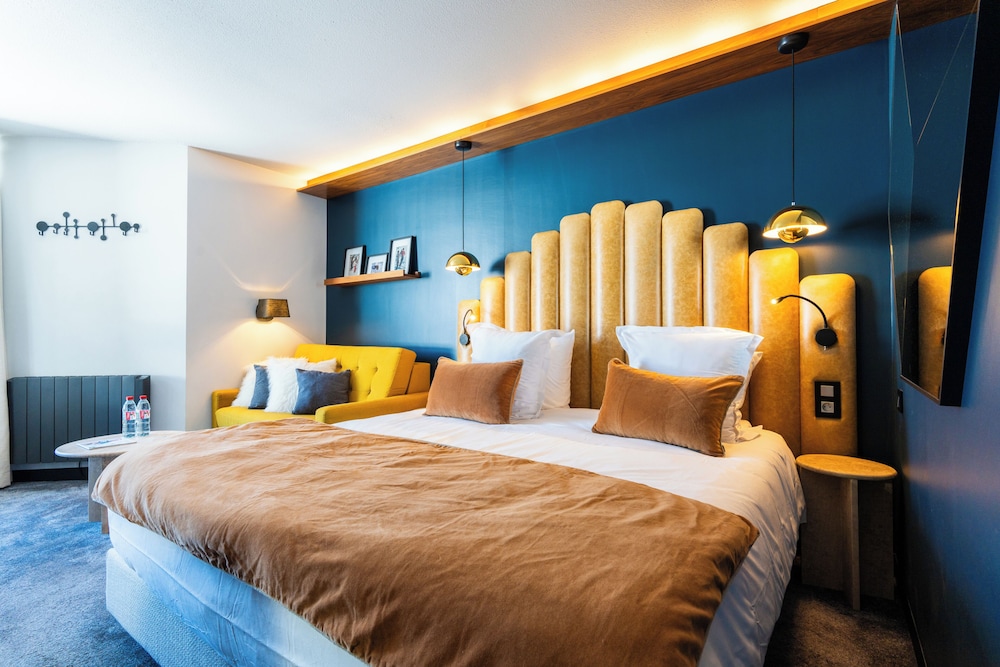 Room, Triple, Double Bed, Slope View, Sofa
