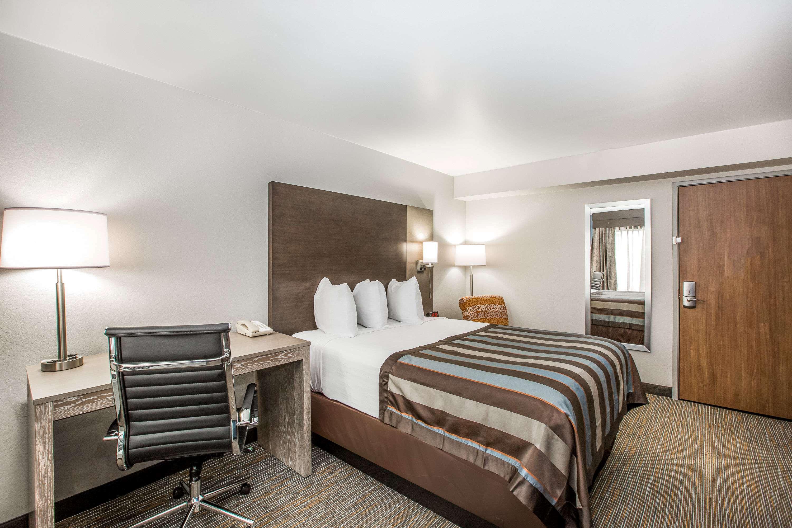 Deluxe, Queen Bed, Street View