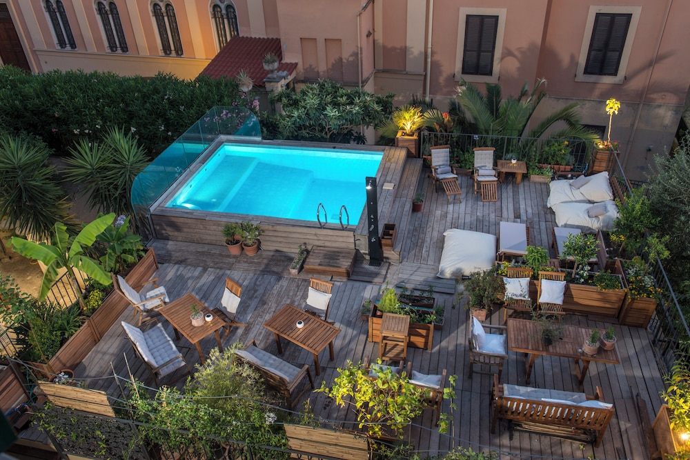 Palm Gallery Hotel 40/50