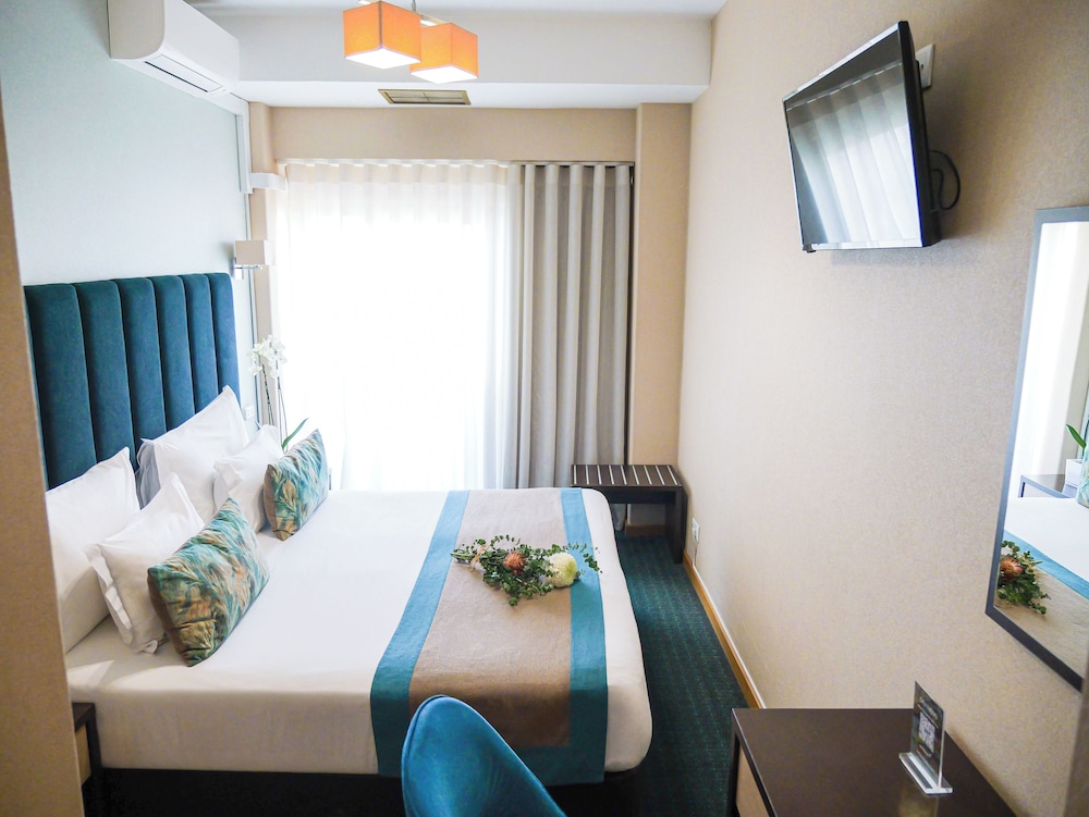 ROOM, DOUBLE OR TWIN BED