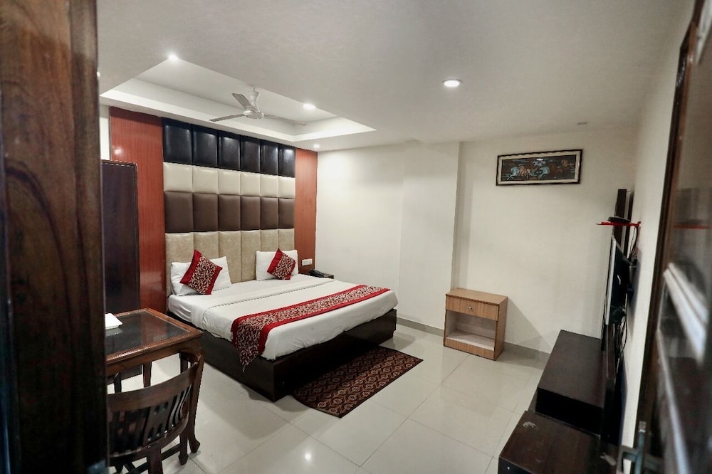 Hotel The Paramont Delhi 19/50