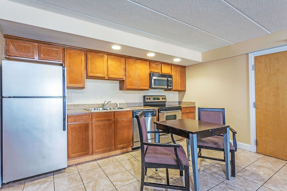 Travelodge by Wyndham Suites Virginia Beach Oceanfront 14/16