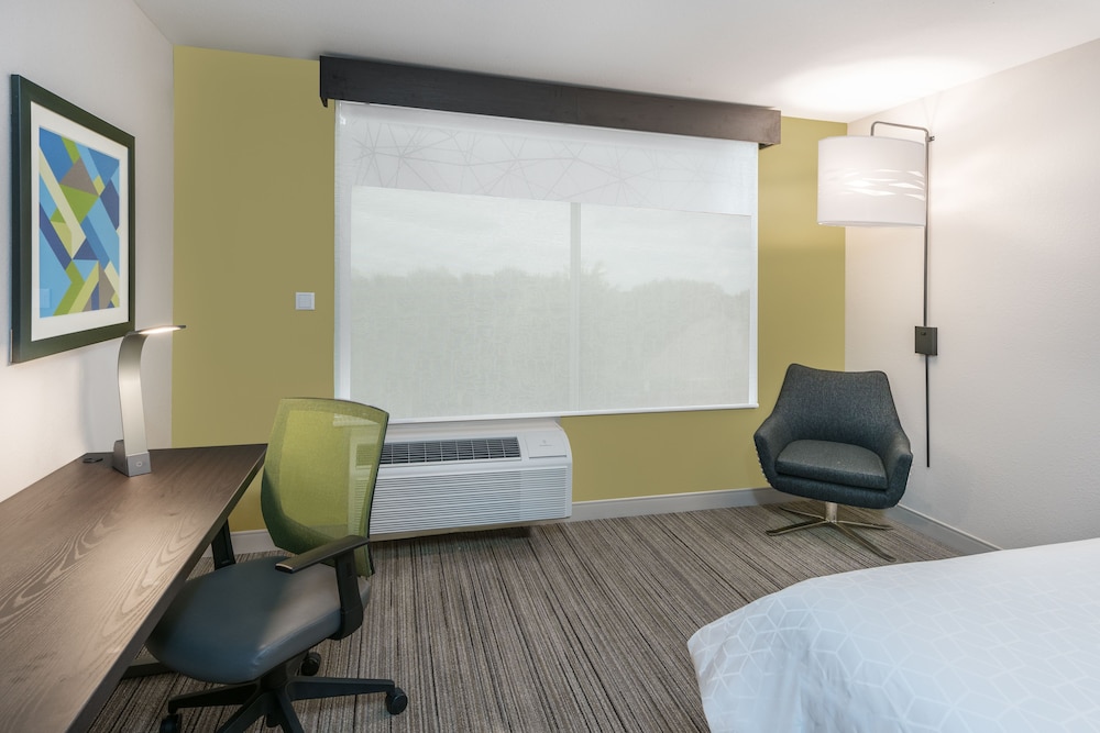 Holiday Inn Express & Suites Sugar Land SE - Missouri City 44/65