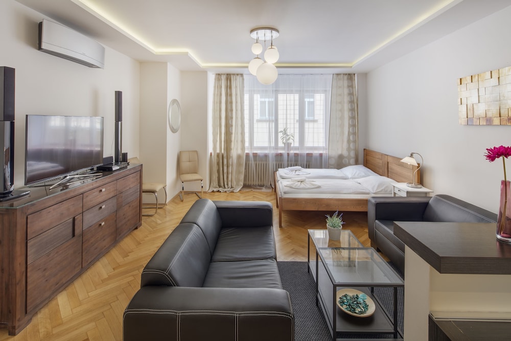 OLD TOWN SQUARE APARTMENTS 30/50