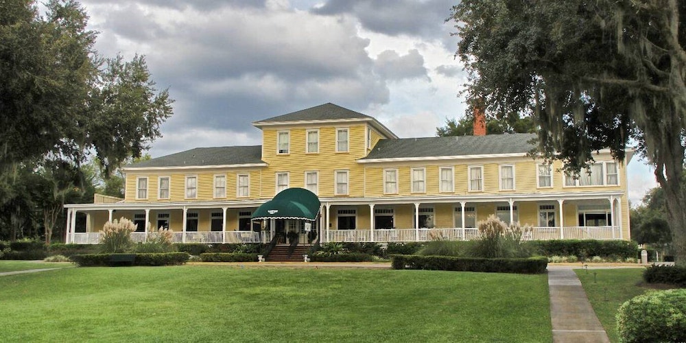 Lakeside Inn 65/67