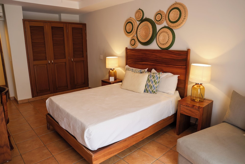 ROOM, QUEEN BED