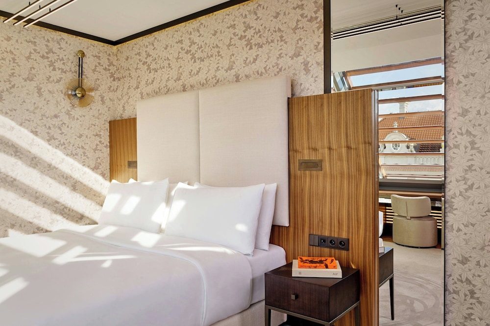 Hotel Verte, Warsaw, Autograph Collection 14/50