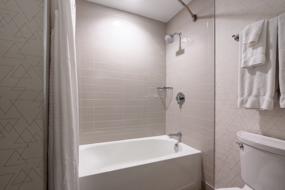 Holiday Inn Express Suites Vaughan 24/78