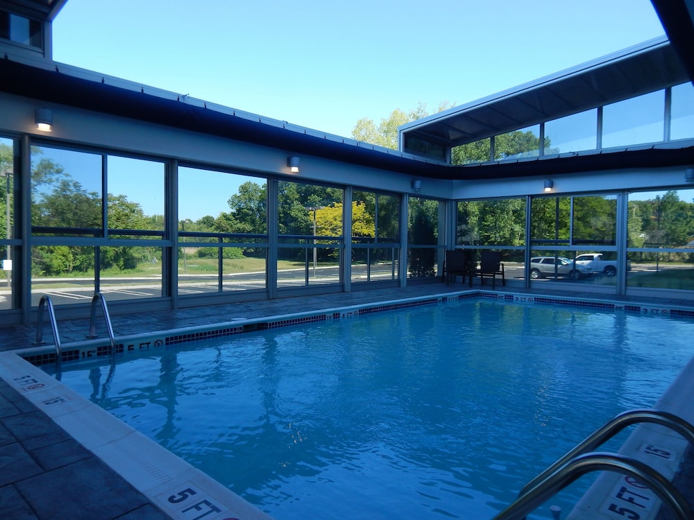 Holiday Inn Express Suites Milford 4/50