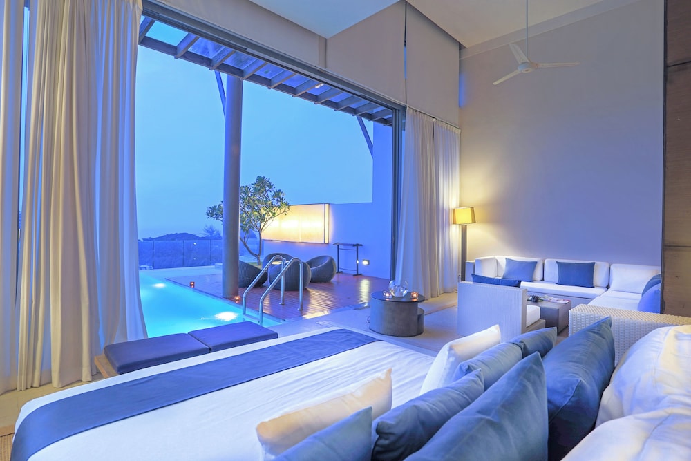2 Bedrooms, Exclusive, Villa, King and Twin Beds, Partial Ocean View