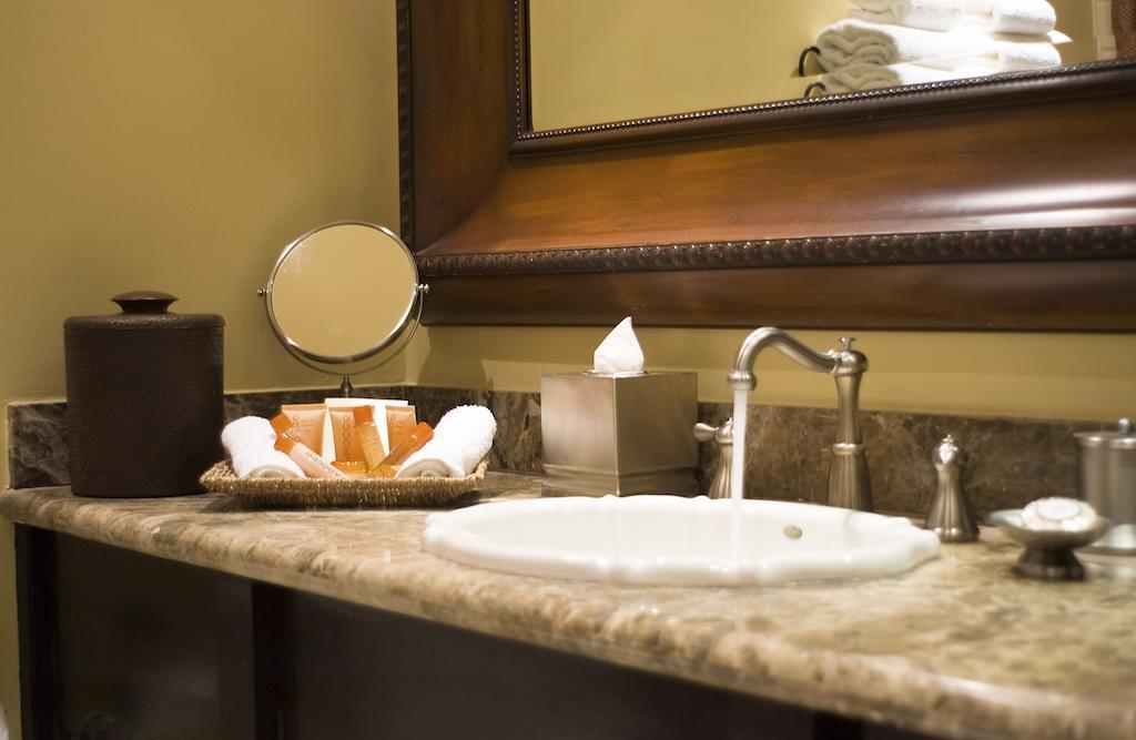 THE WESTLAKE VILLAGE INN 35/36
