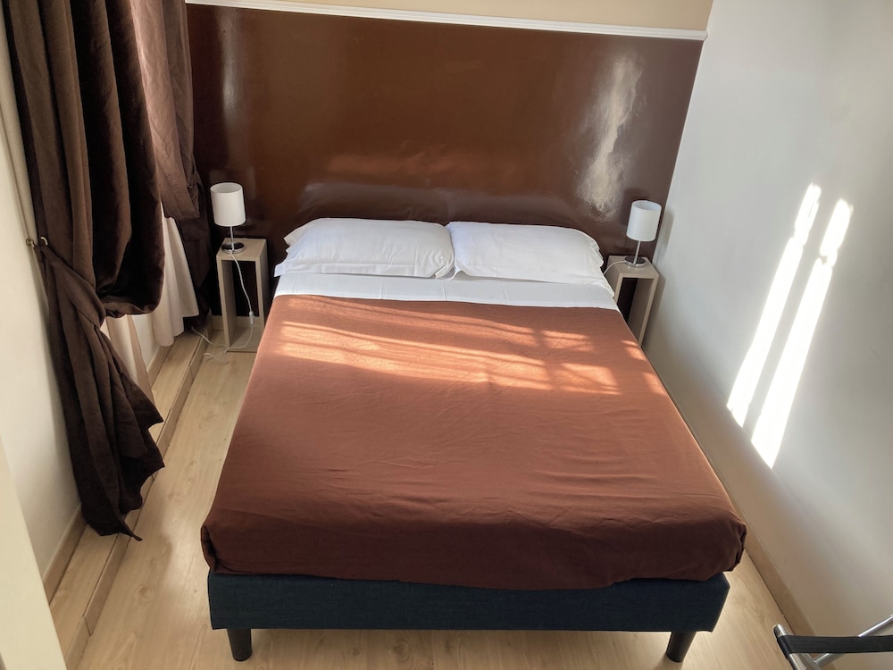 Indipendenza Hotel 11/50