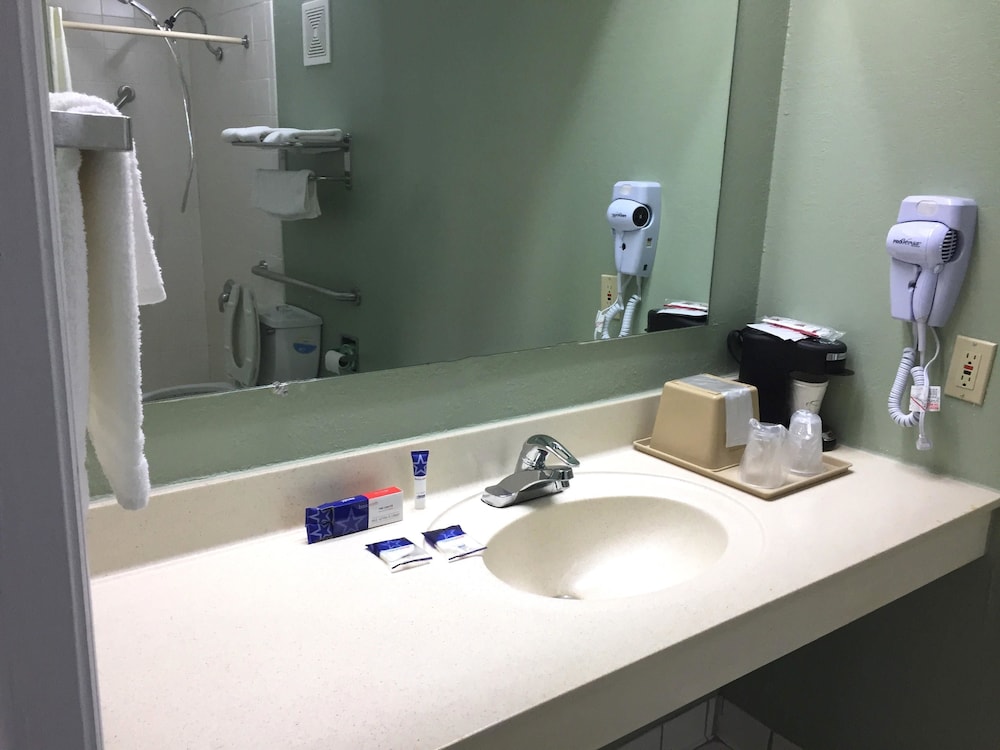 Americas Best Value Inn Manchester TN 13/22