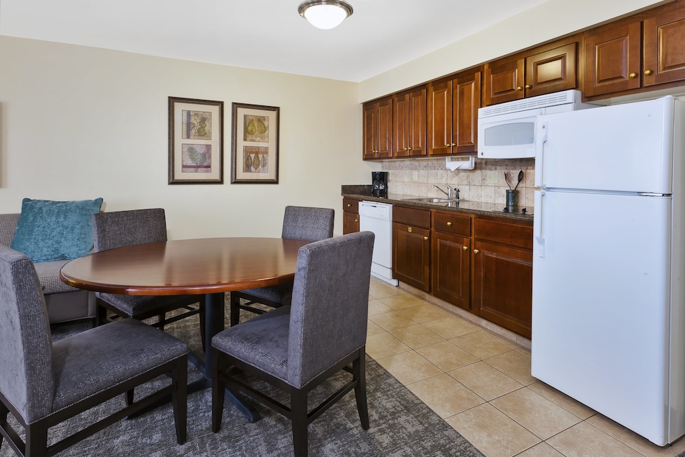 Staybridge Suites Lansing-Okemos 66/84