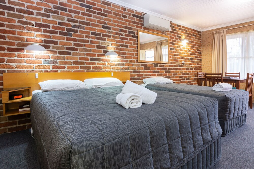 Cedar Lodge Motel 23/49