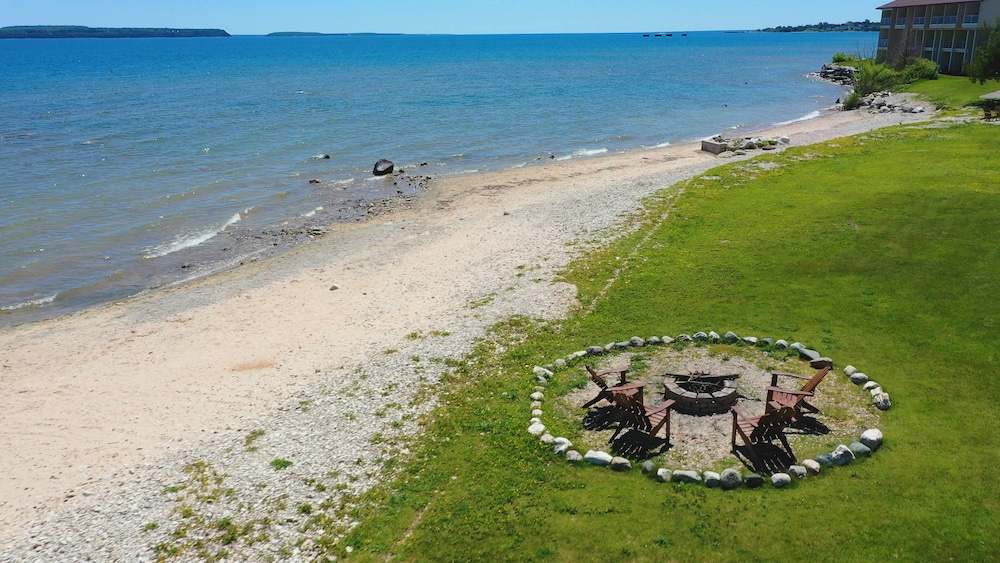 Days Inn Suites By Wyndham St Ignace Lakefront 38/50