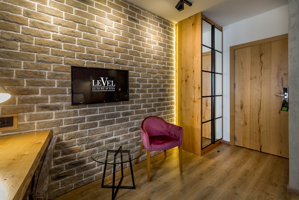 Level Luxury Suites 41/55