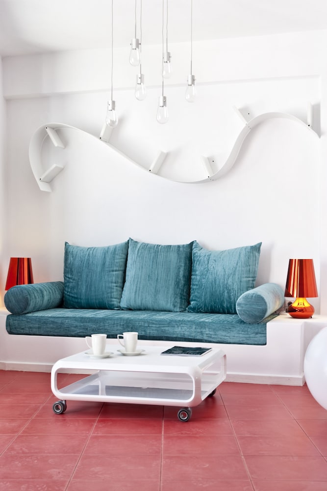 AVANT GARDE SUITES 32/82