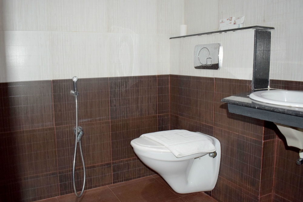 NAKSHATRA EMERALD INN GURUVAYUR 40/41