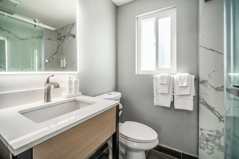 Pacific Inn And Suites 40/50