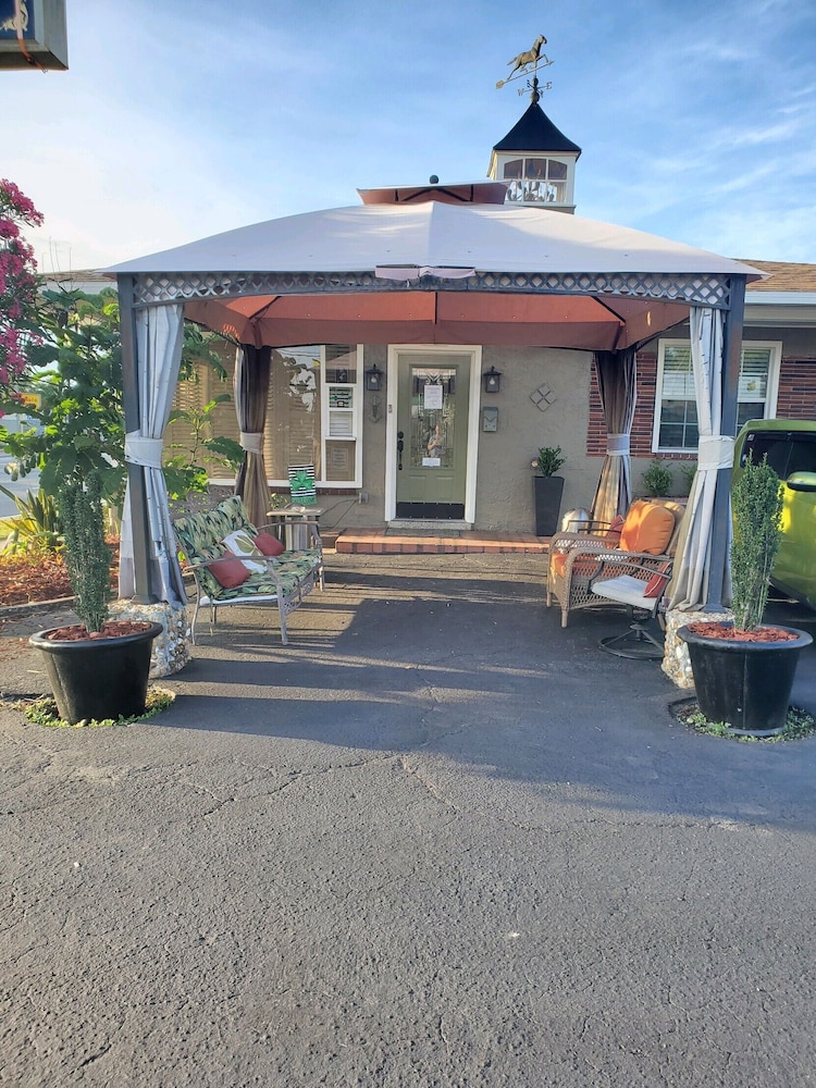 Shamrock Cove Inn 38/50