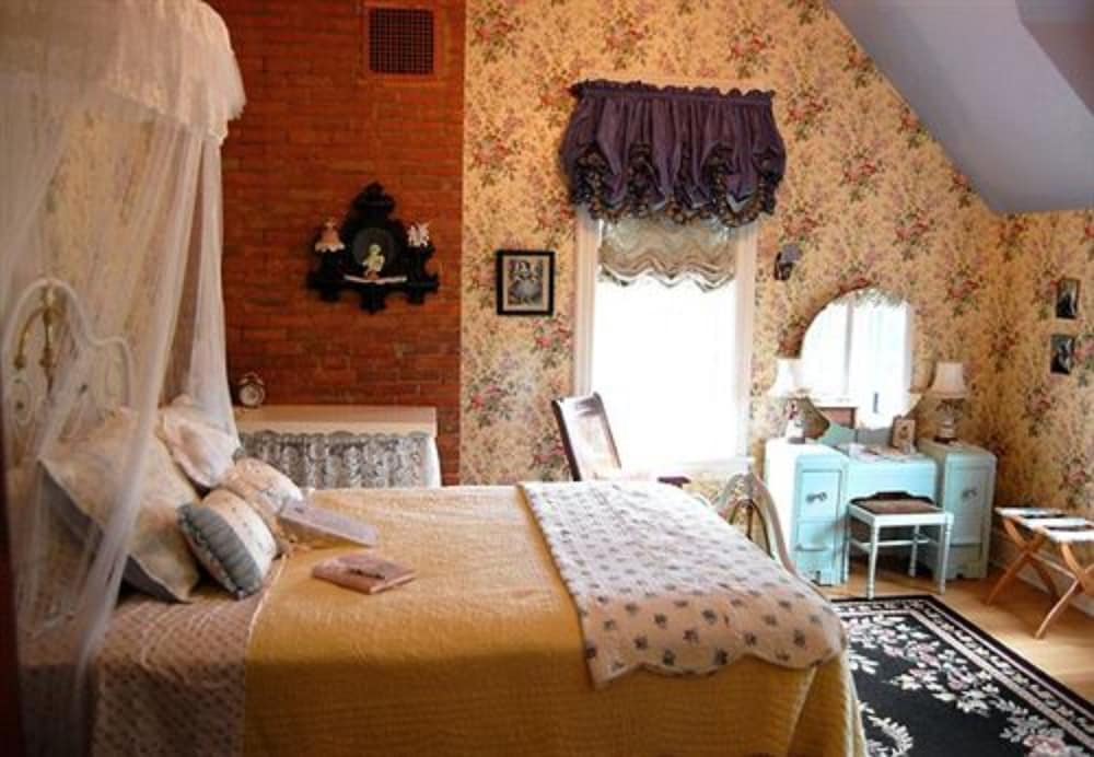 Alexander Mansion Historic Bed and Breakfast 27/48