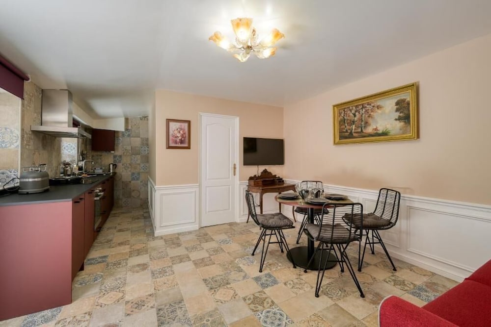 Le Petit Chateau de Barbizon au Bois du Mee 44/61