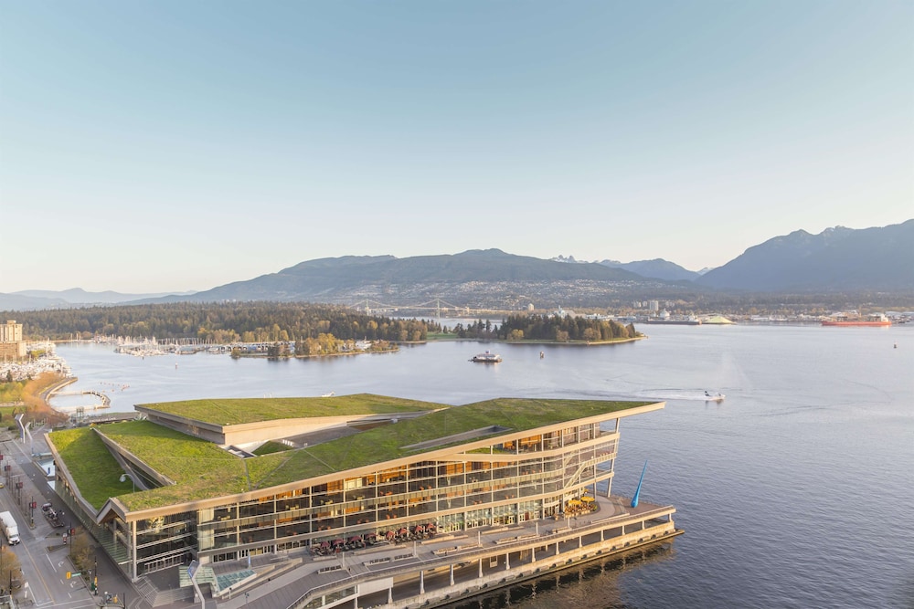 Fairmont Waterfront 69/72
