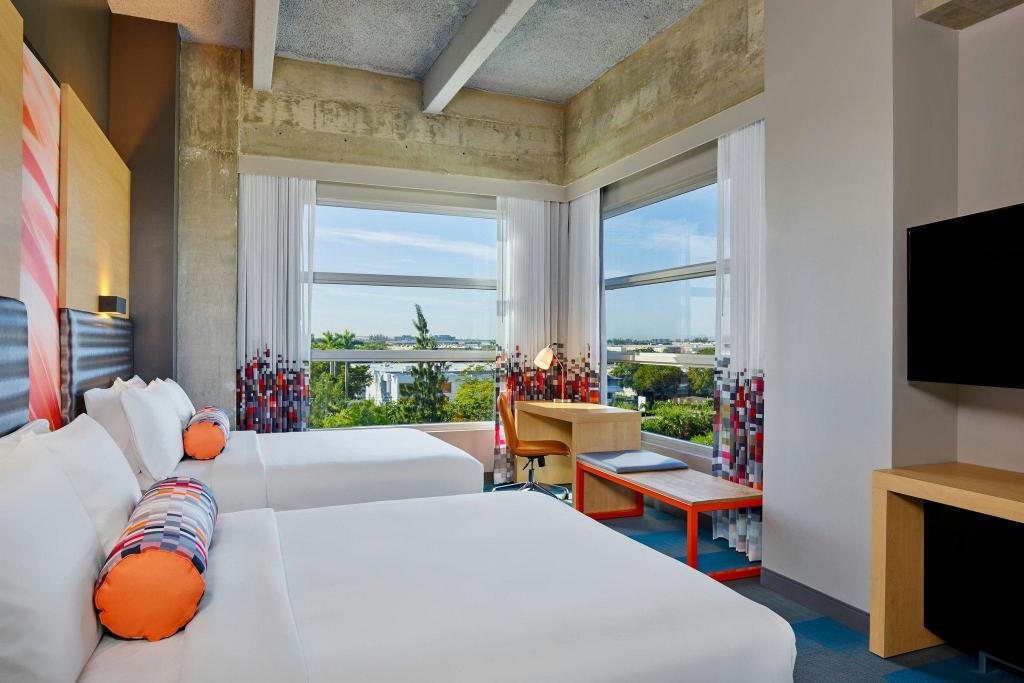 Room, 2 Queen Beds, Pool View, Large