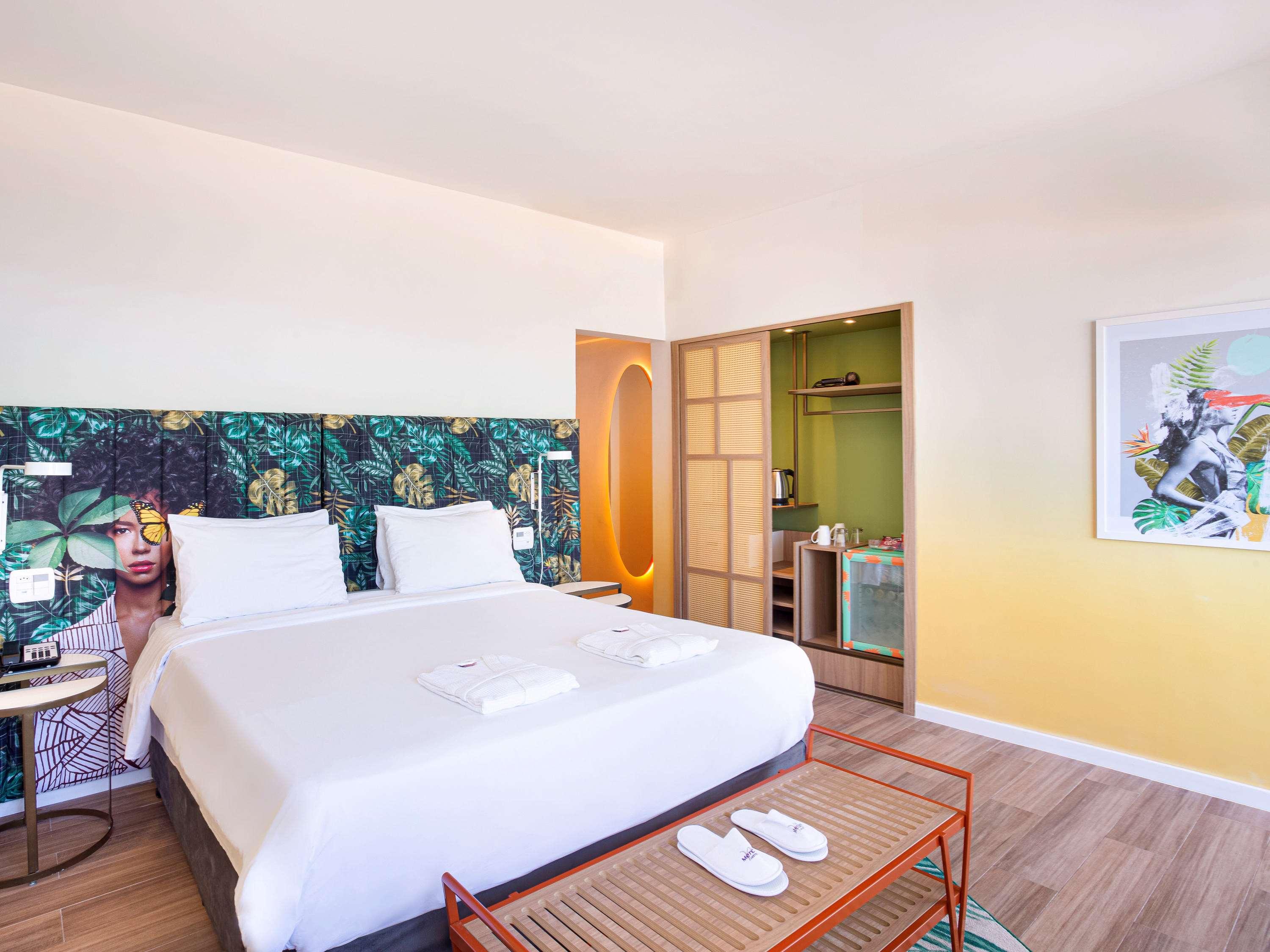DELUXE, PARTIAL OCEAN VIEW