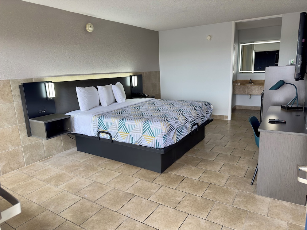 STANDARD, KING BED, KITCHEN