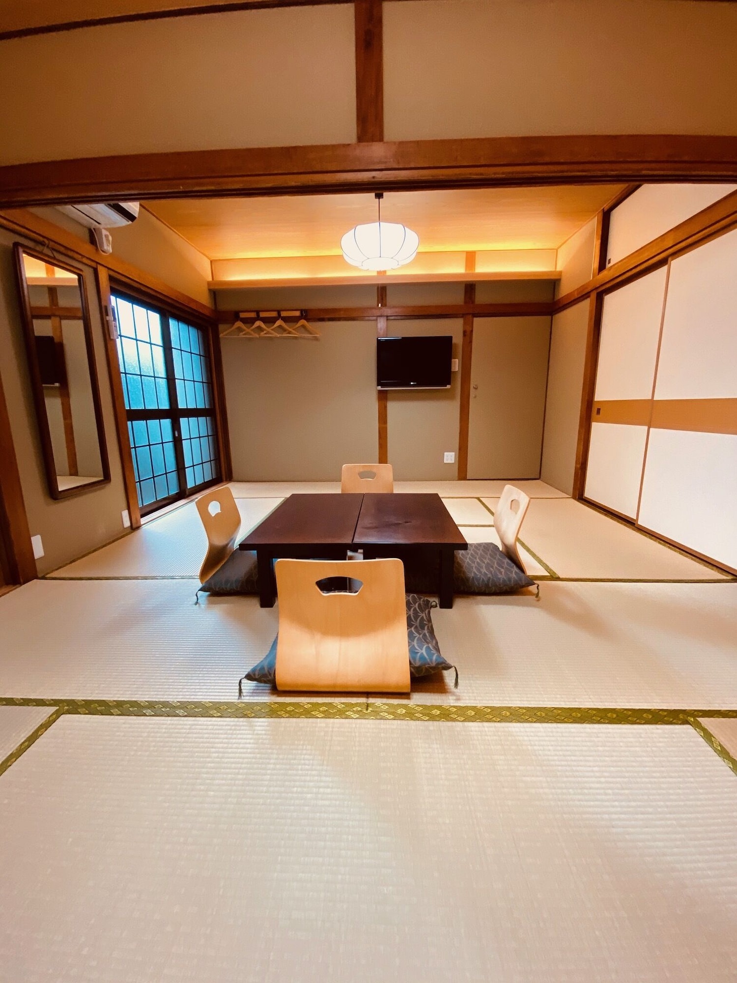 JAPANESE, FAMILY, SHARED BATHROOM