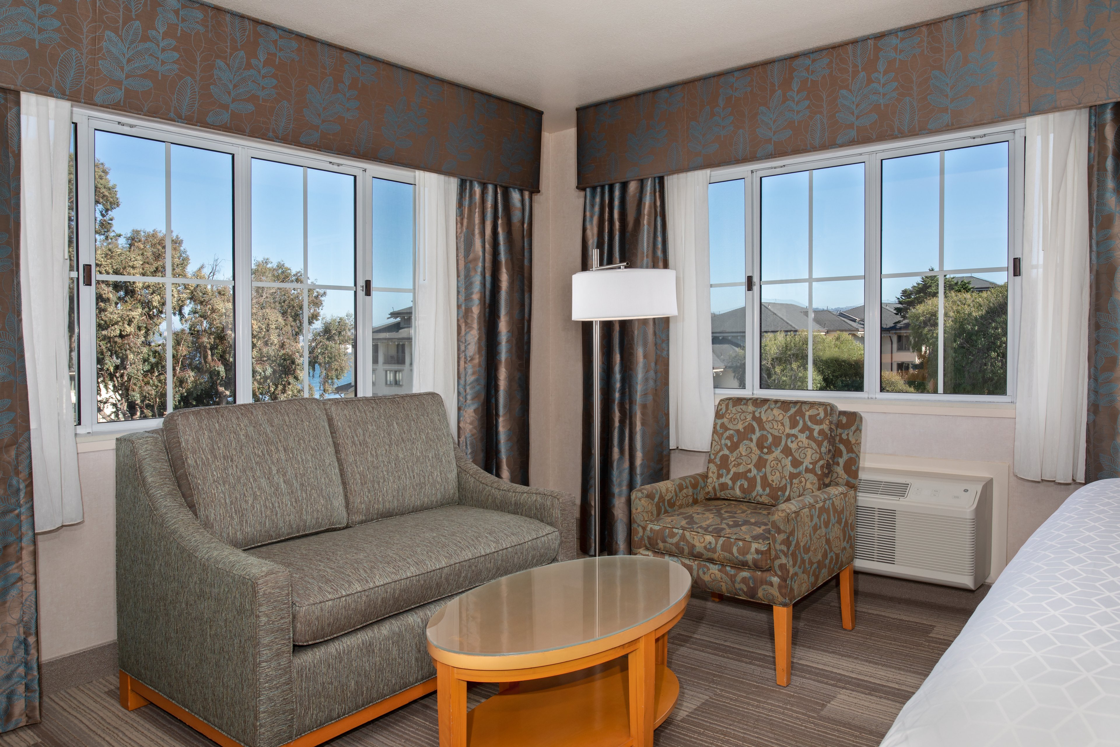 Holiday Inn Express Monterey Cannery Row 37/66