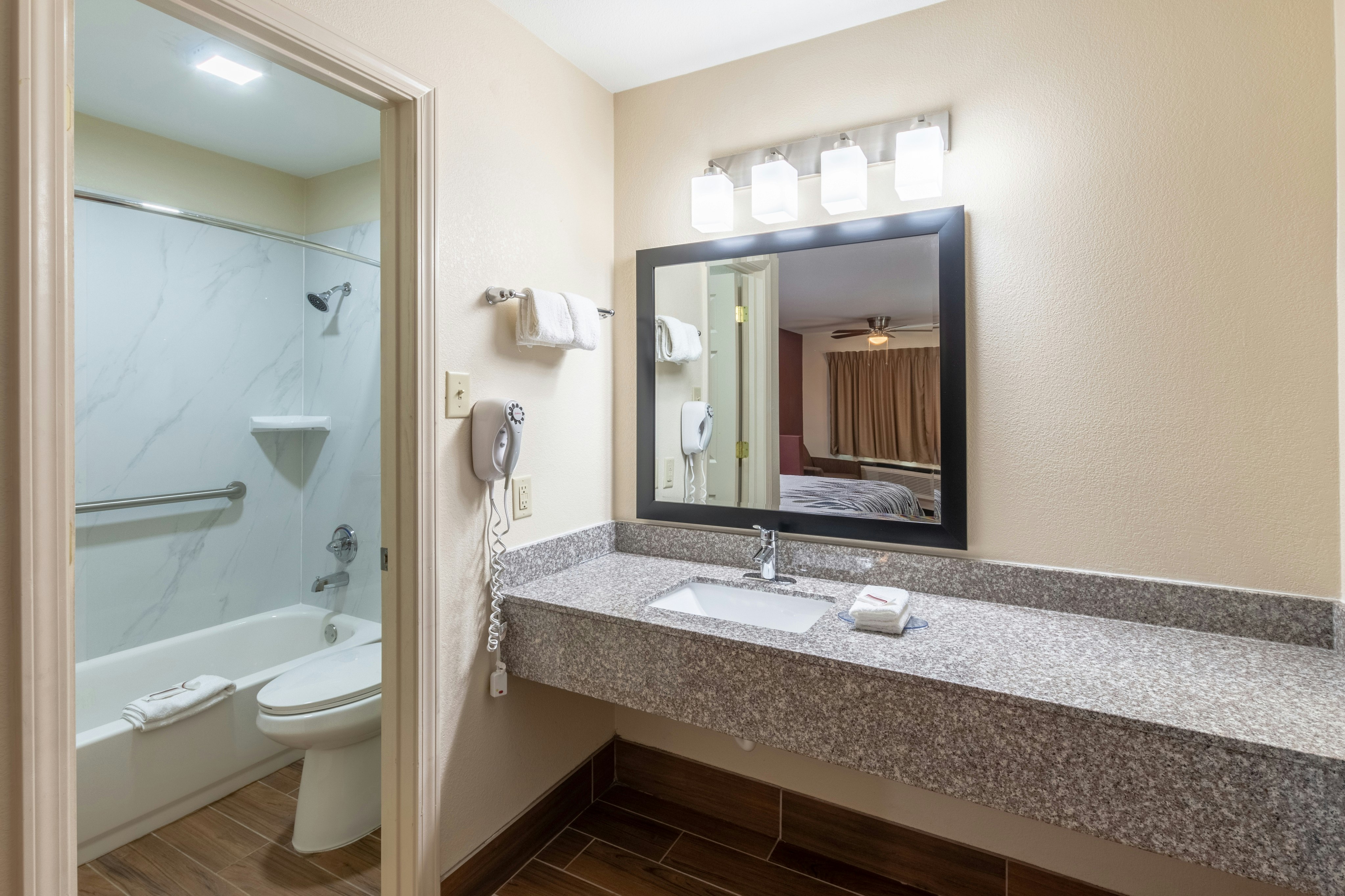 غرفة سوبيريور بسرير كينج مع أريكة، Americas Best Value Inn Buffalo Tx 2/3